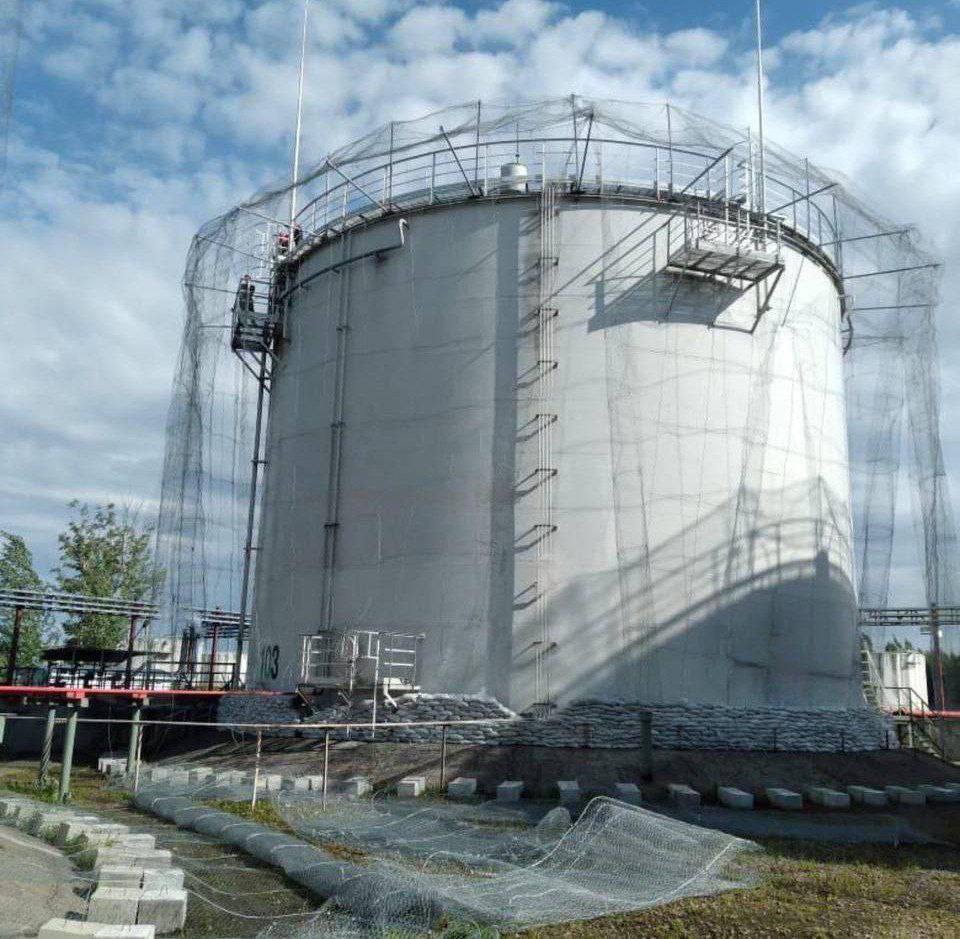 У Росії почали закривати НПЗ металевими захисними конструкціями й сітками. Відео