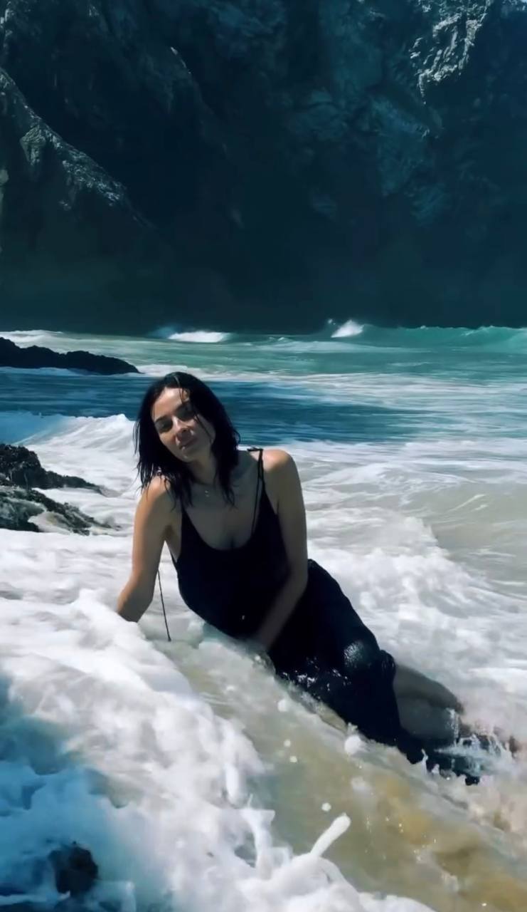 Ексучасниця "ВІА Гра" Мейхер залишила "послання" українським жінкам і видала своє місцеперебування. Відео