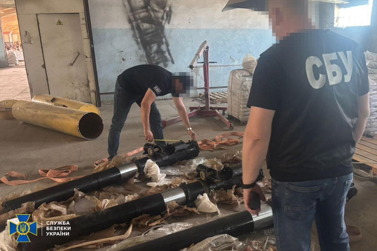 "Замаскував" під бойлери: СБУ викрила ділка, який хотів продати в Росію комлектуючі до корабельних артустановок. Фото