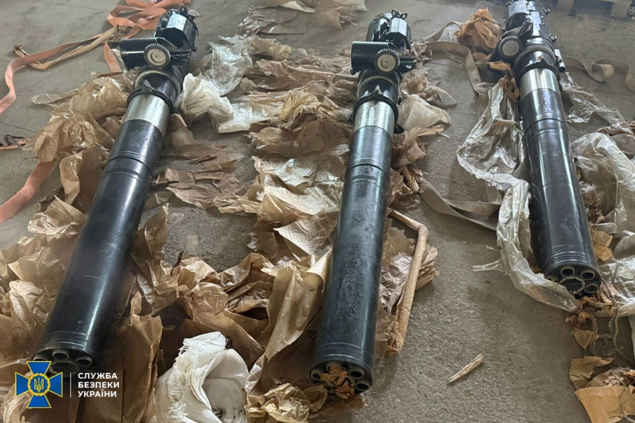 "Замаскував" під бойлери: СБУ викрила ділка, який хотів продати в Росію комлектуючі до корабельних артустановок. Фото