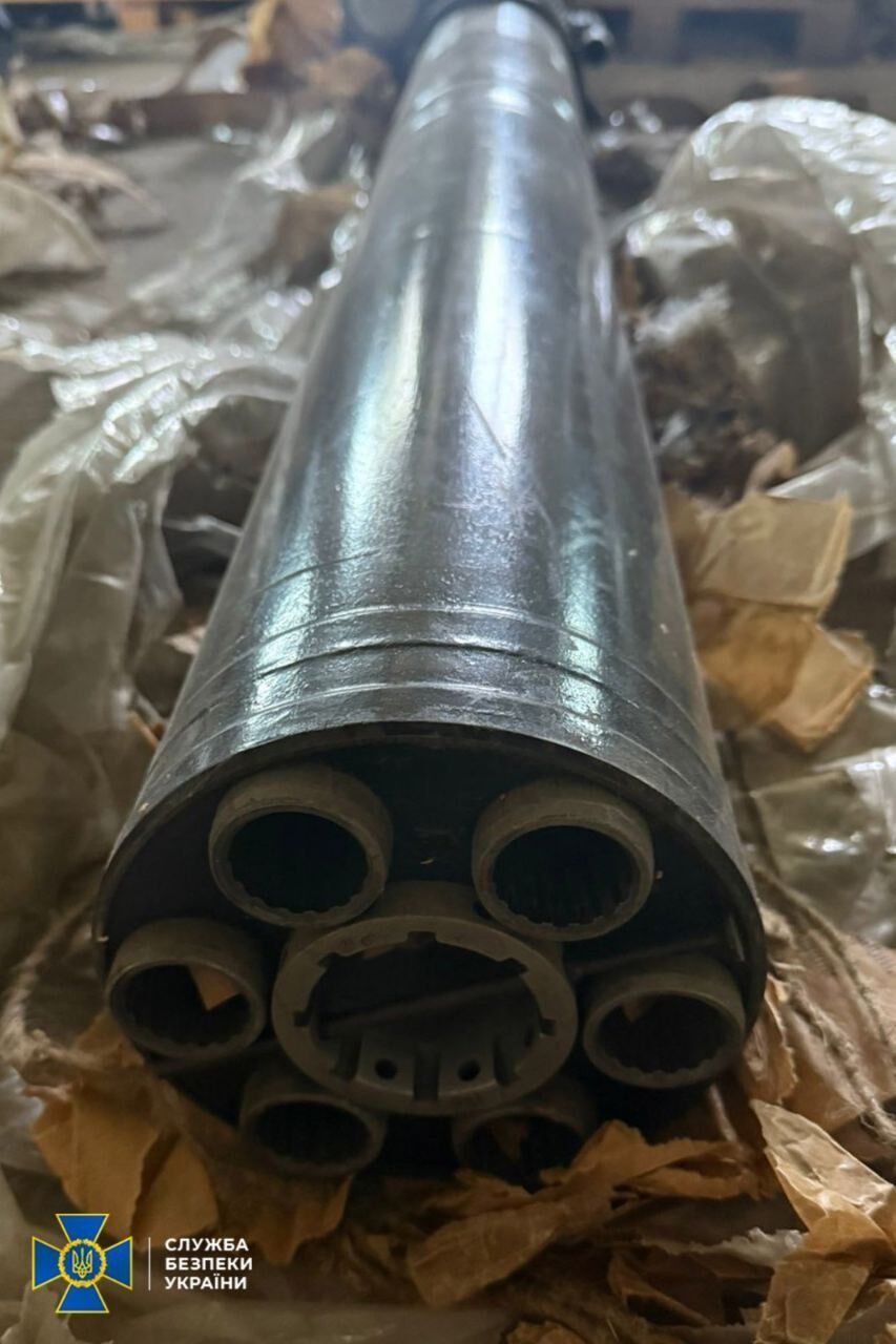 "Замаскував" під бойлери: СБУ викрила ділка, який хотів продати в Росію комлектуючі до корабельних артустановок. Фото