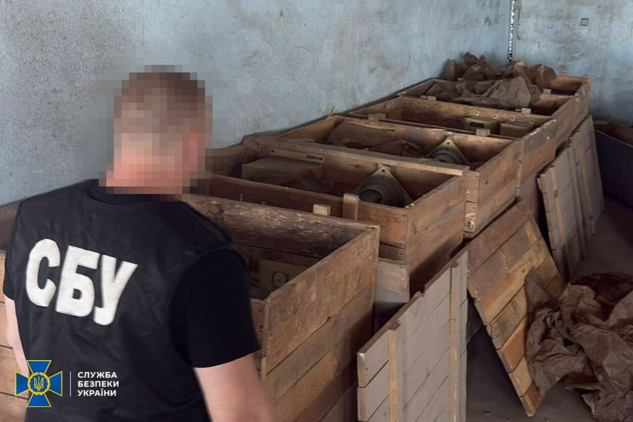 "Замаскував" під бойлери: СБУ викрила ділка, який хотів продати в Росію комлектуючі до корабельних артустановок. Фото