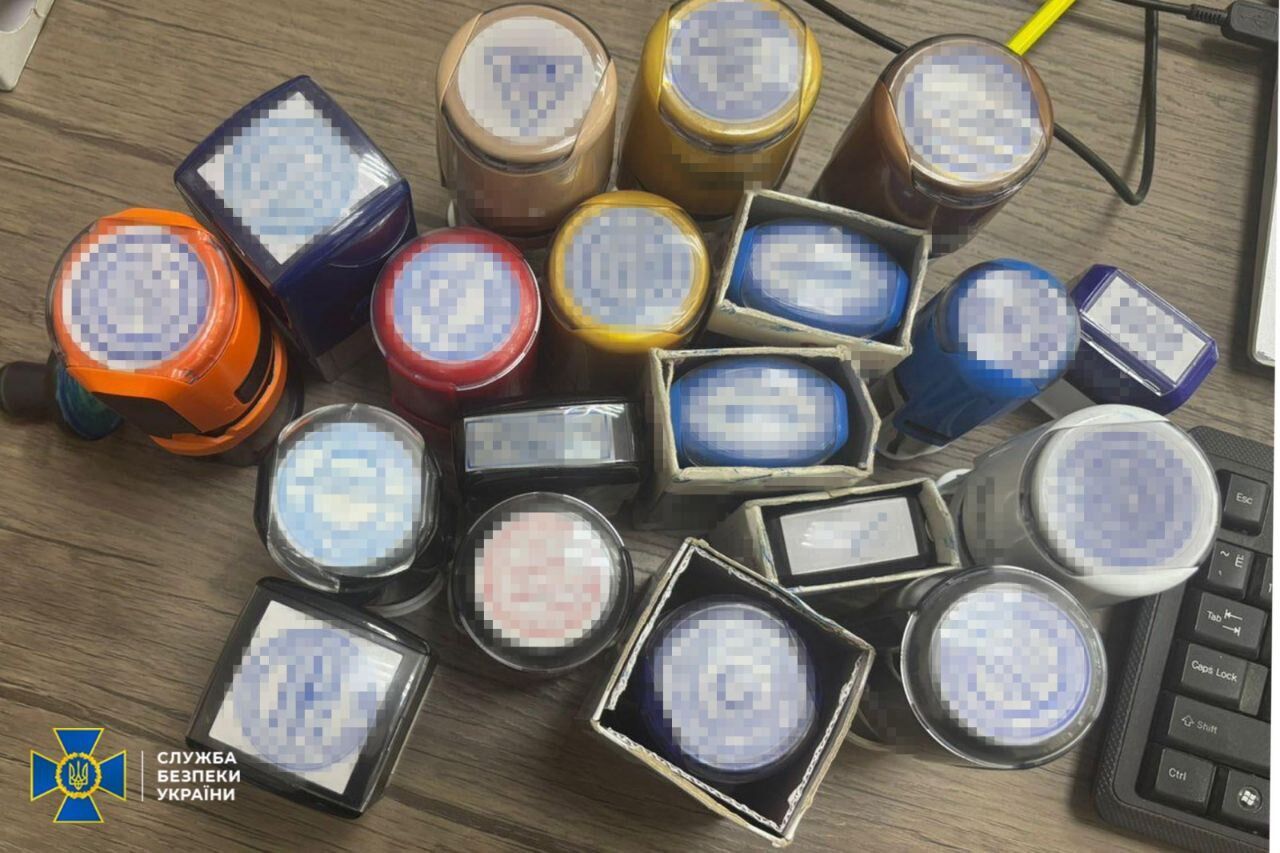 "Замаскував" під бойлери: СБУ викрила ділка, який хотів продати в Росію комлектуючі до корабельних артустановок. Фото