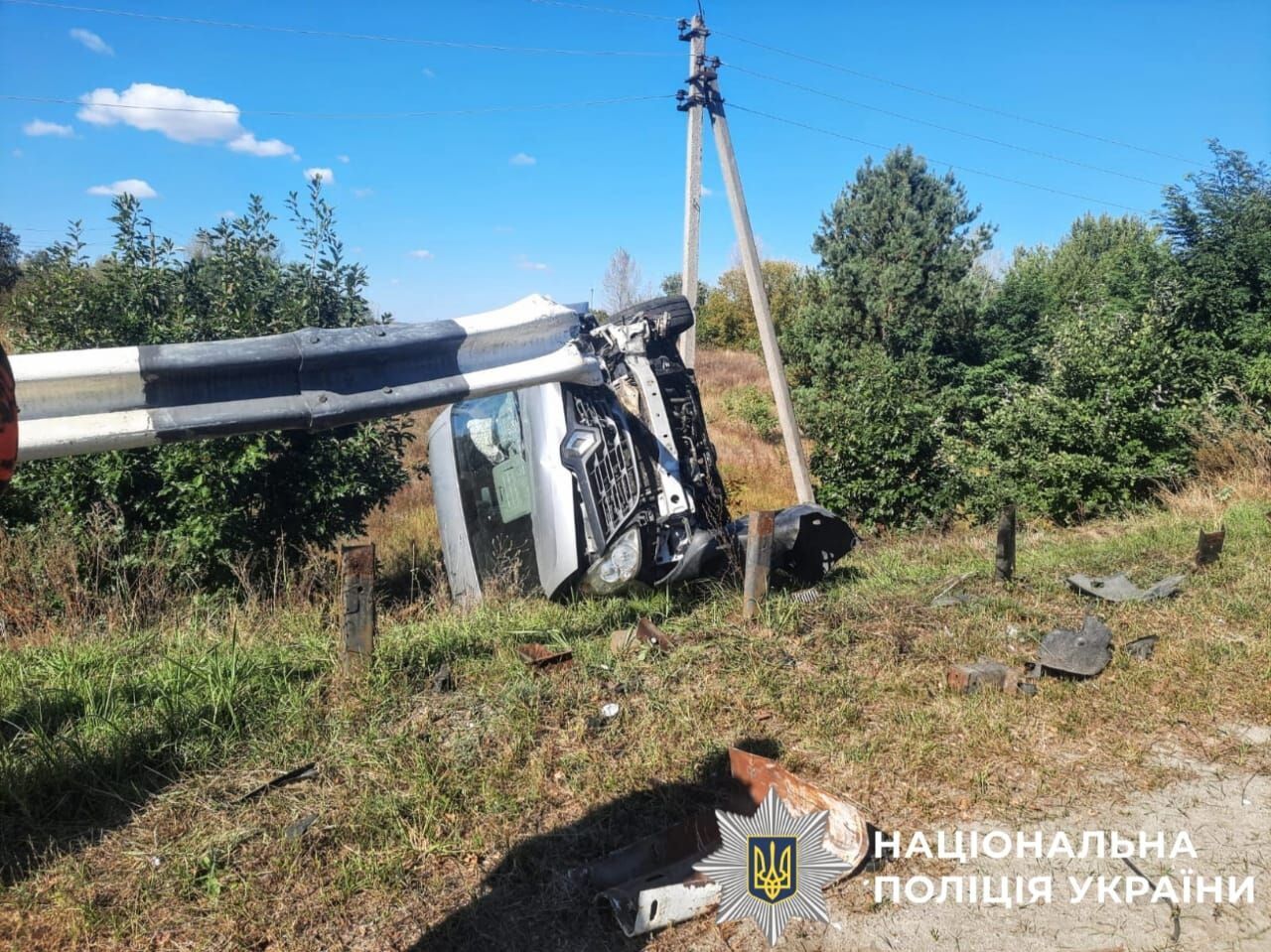 На Киевщине отбойник в результате ДТП пробил насквозь микроавтобус: есть погибший. Фото и подробности