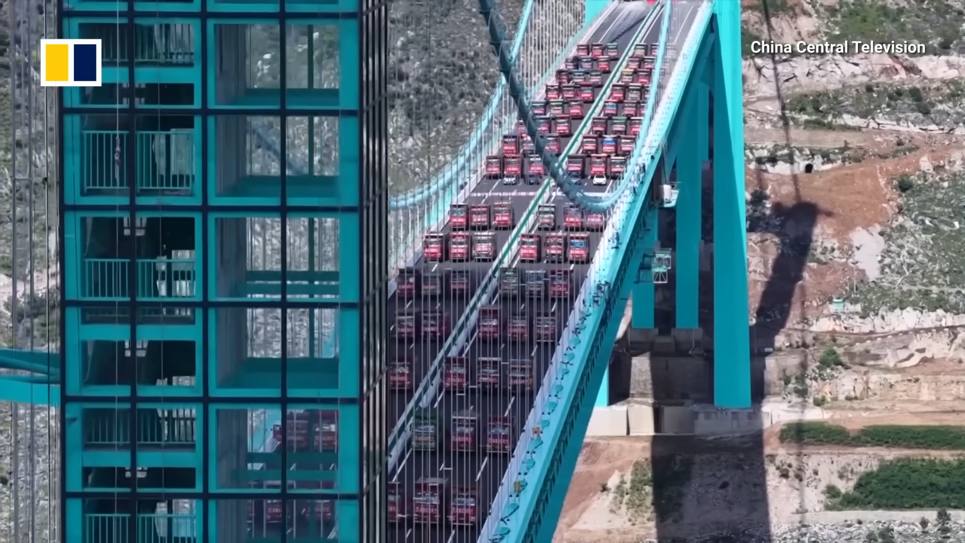 В Китае официально открыли самый высокий мост в мире: сколько стоило строительство. Фото