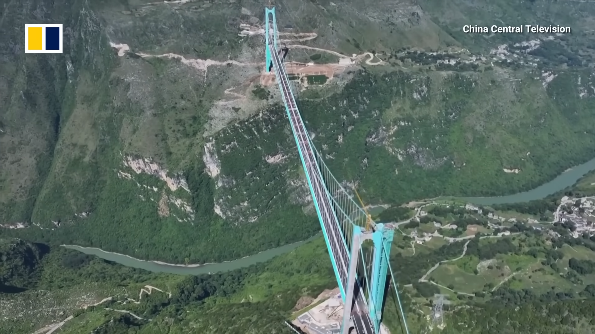 В Китае официально открыли самый высокий мост в мире: сколько стоило строительство. Фото