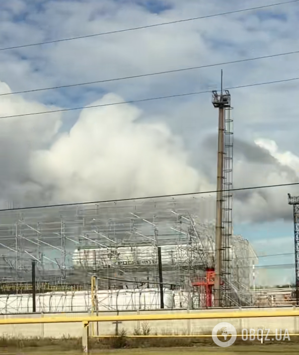 У Росії почали закривати НПЗ металевими захисними конструкціями й сітками. Відео