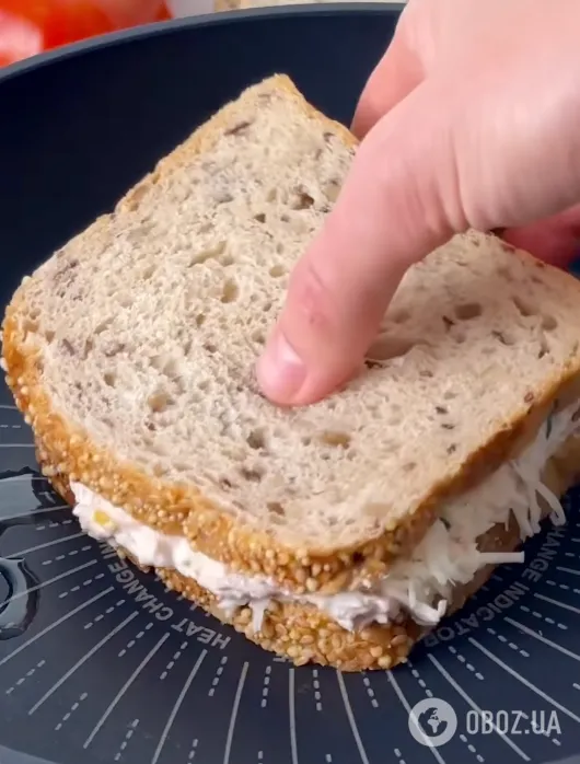 Ситні гарячі бутерброди зі смачною начинкою для перекусу: готуються на сковороді 5 хвилин