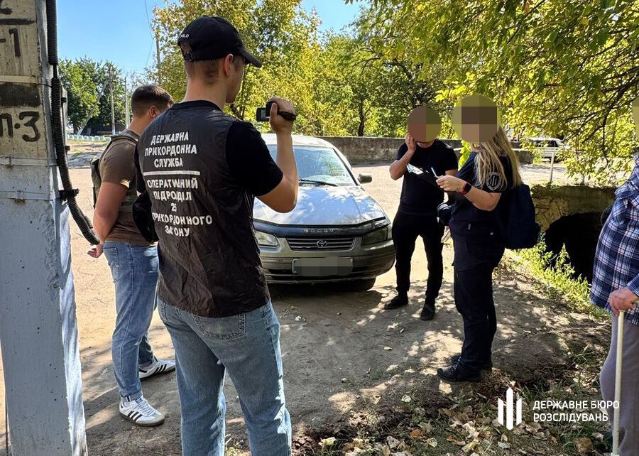 Организовывал "тур" пограничник: ГБР разоблачило схему с выездом уклонистов в Молдову. Фото