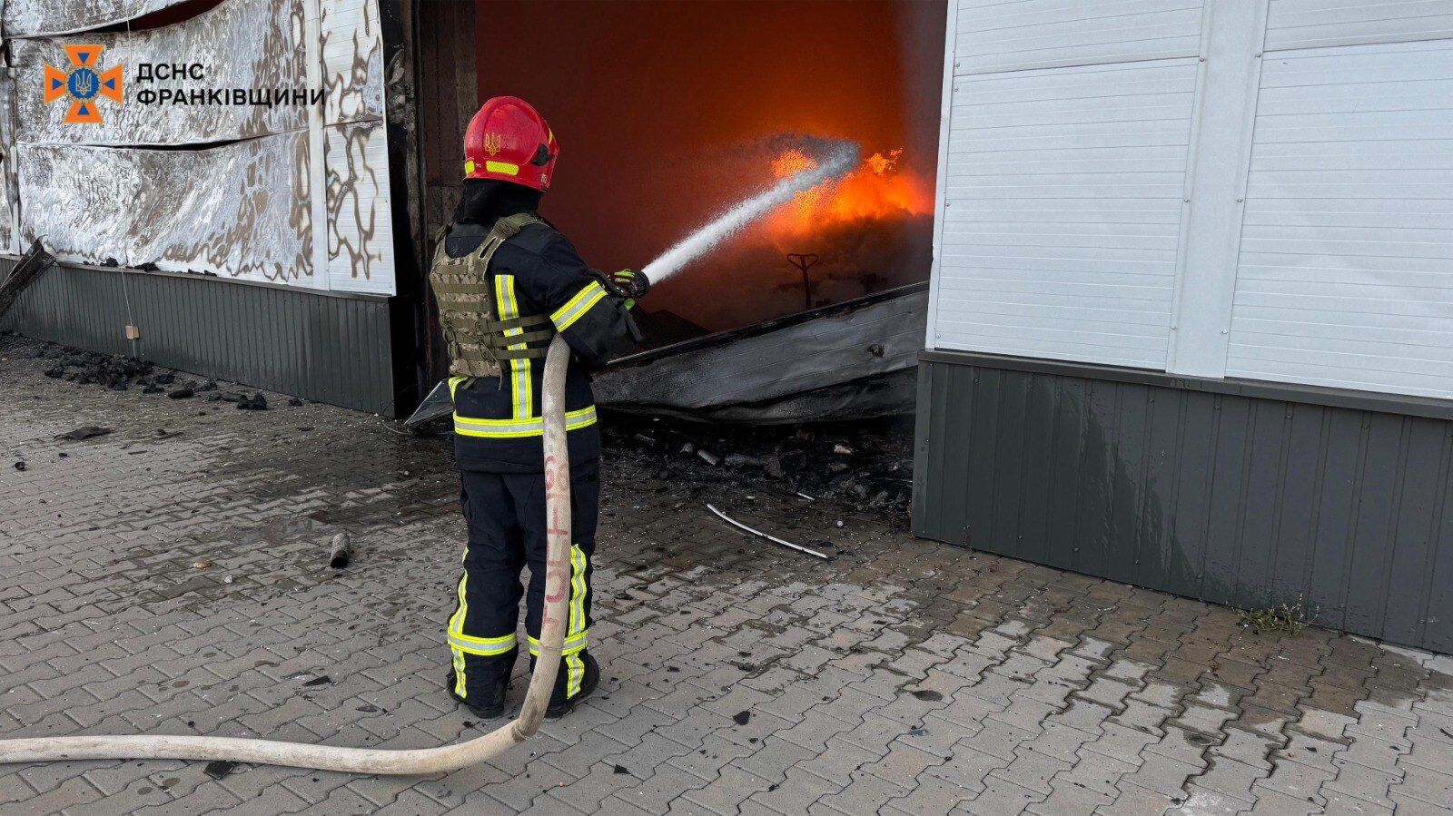 Оккупанты атаковали объект инфраструктуры в Ивано-Франковской области: произошел пожар. Фото