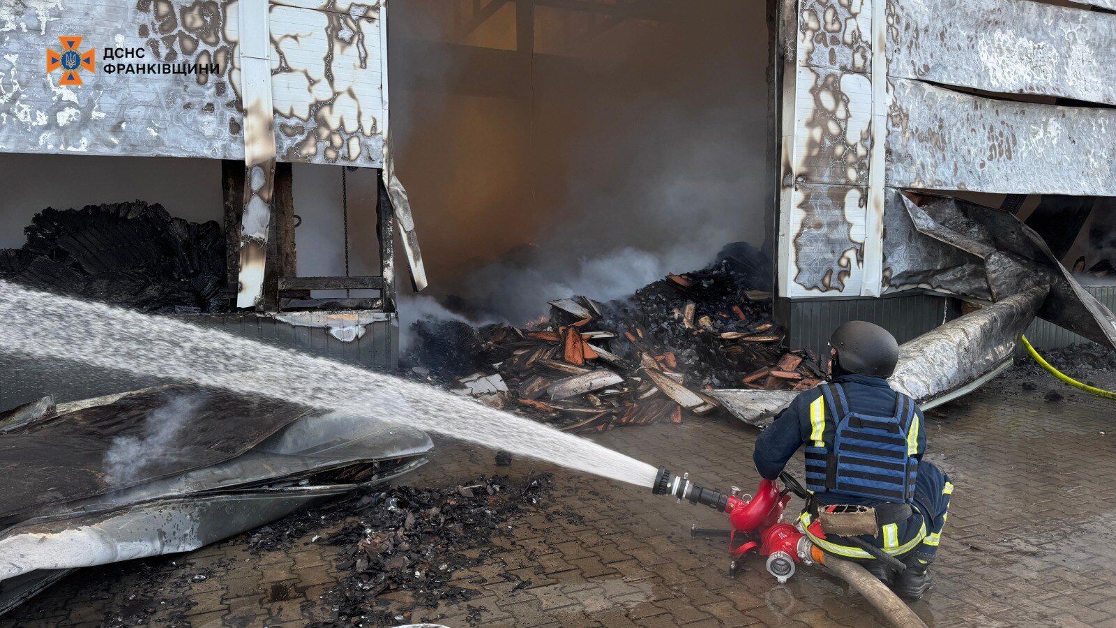Оккупанты атаковали объект инфраструктуры в Ивано-Франковской области: произошел пожар. Фото