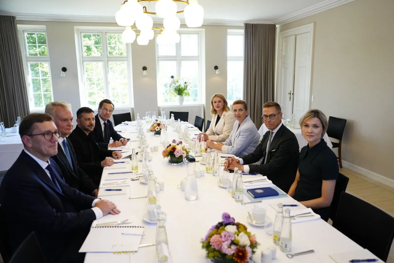 Зеленский прибыл с визитом в Данию, где запланирован важный саммит. Видео