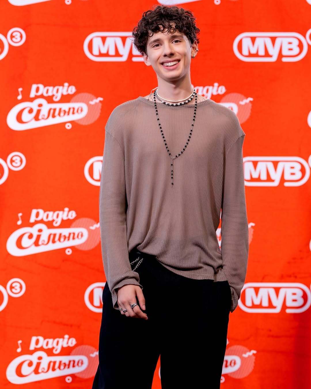 Певец упал со сцены, зрительницы подрались: в Одессе концерт ко Дню города обернулся хаосом. Видео