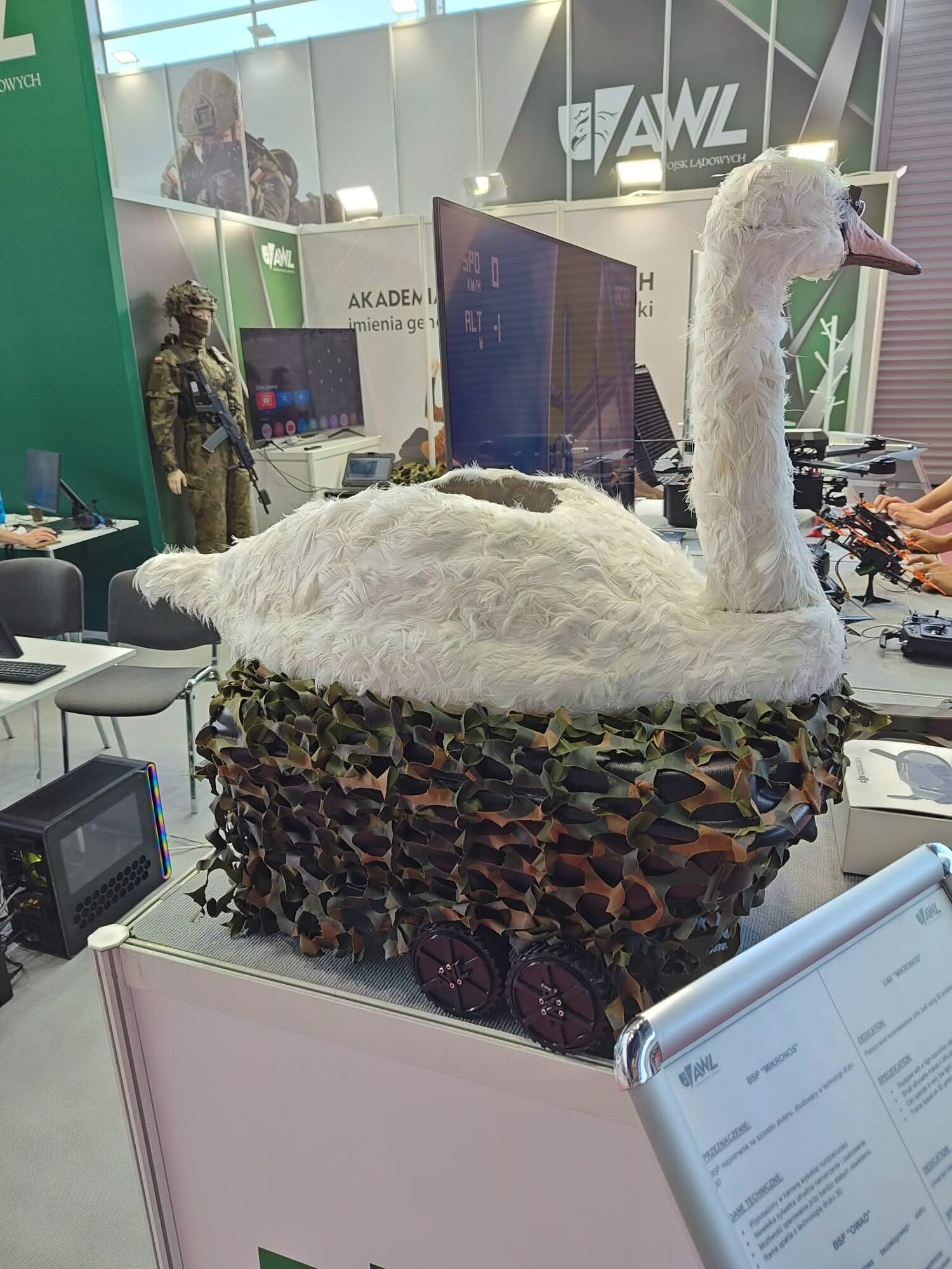 Оружие НАТО: в Польше представили дрон Kaczka, замаскированный под лебедя. Фото