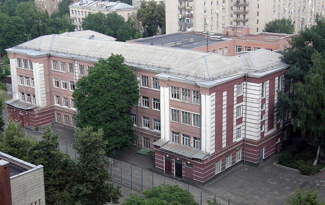 Власти обещают уволить директора киевской гимназии, которая не пустила детей на занятия из-за шорт: в столице разгорелся скандал из-за школьной формы