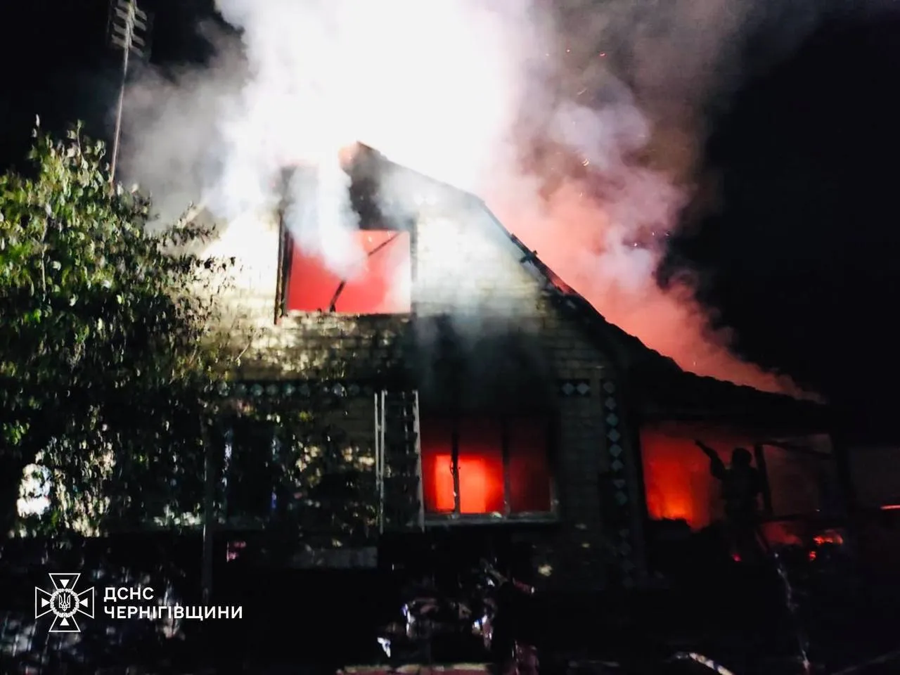 В Борзне вспыхнул дом после обстрелов