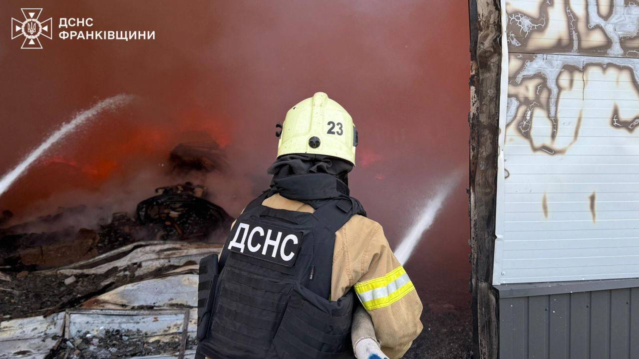 Оккупанты атаковали объект инфраструктуры в Ивано-Франковской области: произошел пожар. Фото