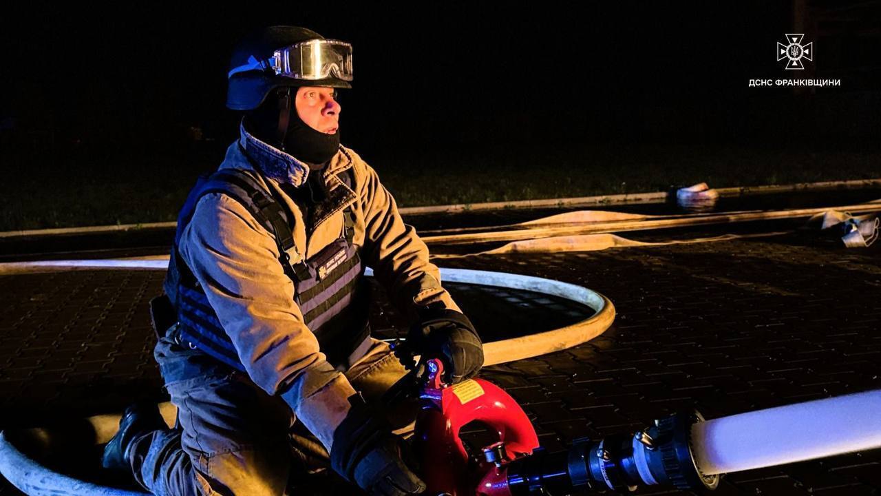 Оккупанты атаковали объект инфраструктуры в Ивано-Франковской области: произошел пожар. Фото