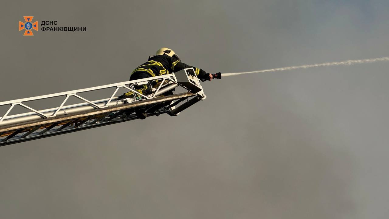 Оккупанты атаковали объект инфраструктуры в Ивано-Франковской области: произошел пожар. Фото