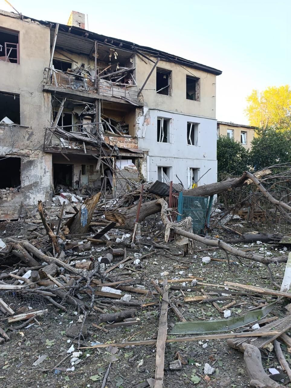 Оккупанты ударили по Дружковке в Донецкой области: ранены семь человек, среди них 16-летняя девушка. Фото