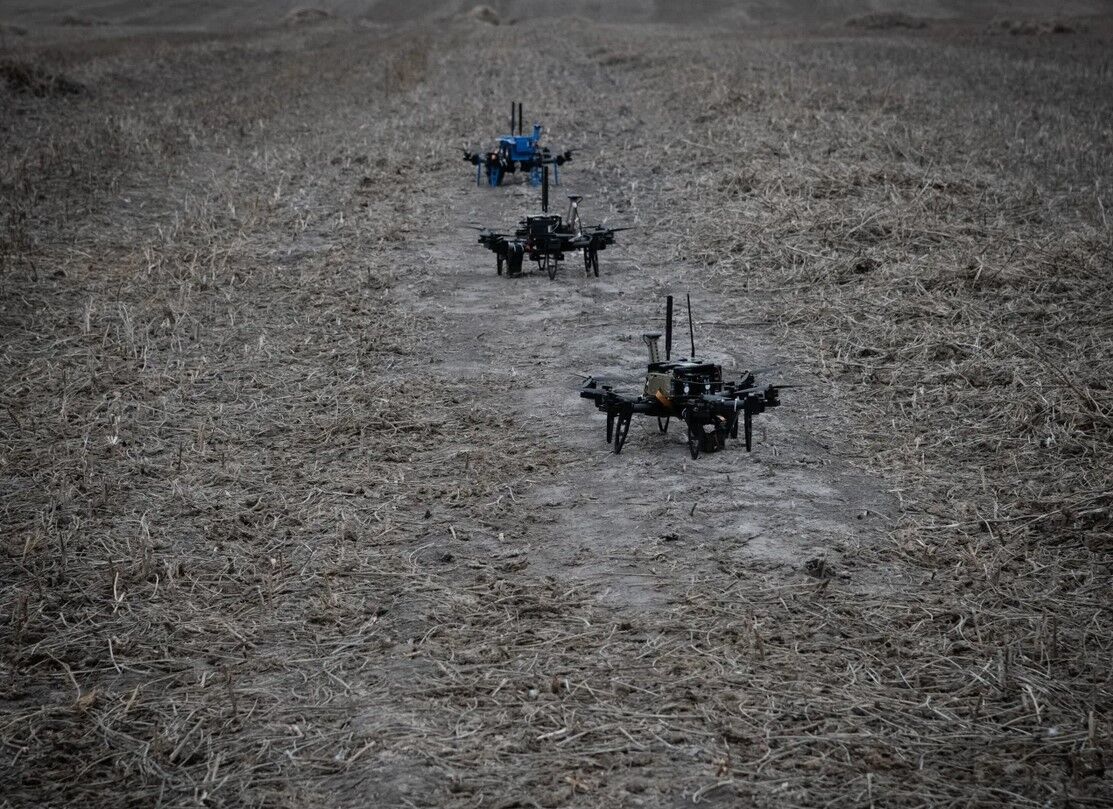 Новий етап у війні: Україна застосовує проти окупантів рої дронів, які самі обирають та знешкоджують цілі – WSJ
