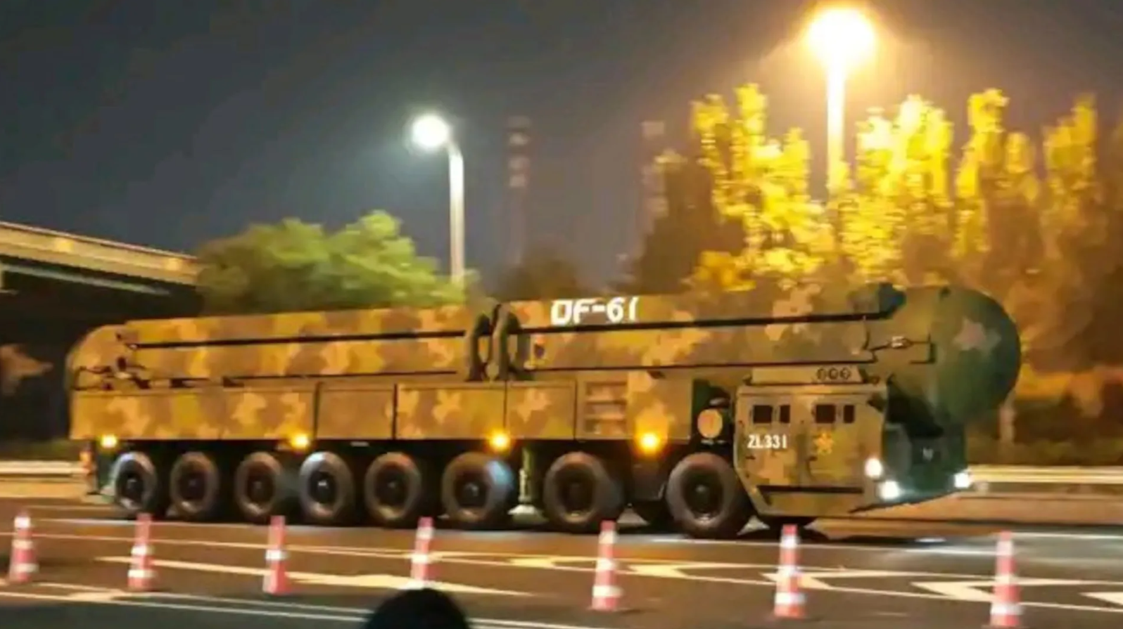 "Стратегический козырь": Китай на параде показал новую межконтинентальную баллистическую ракету DF-61. Видео