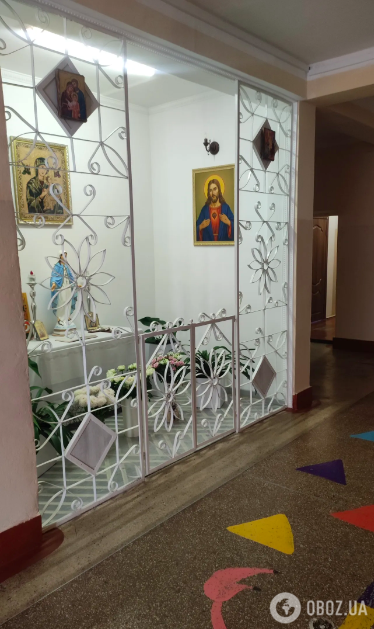 ''Ще 20 років тому були уроки християнської етики''. У мережі виникла дискусія через капличку в школі Івано-Франківська