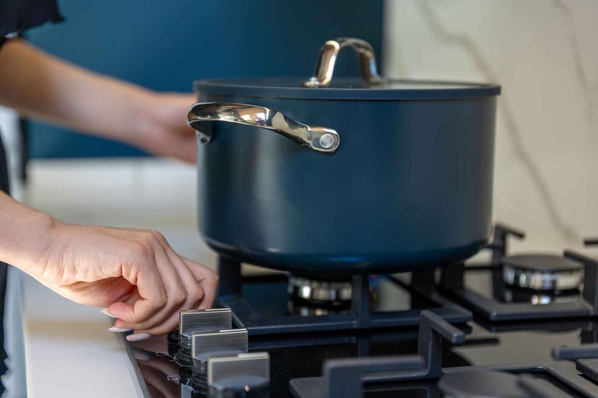 Чем до блеска и без химии отчистить нагар и грязь на кастрюлях: делимся лучшими домашними средствами