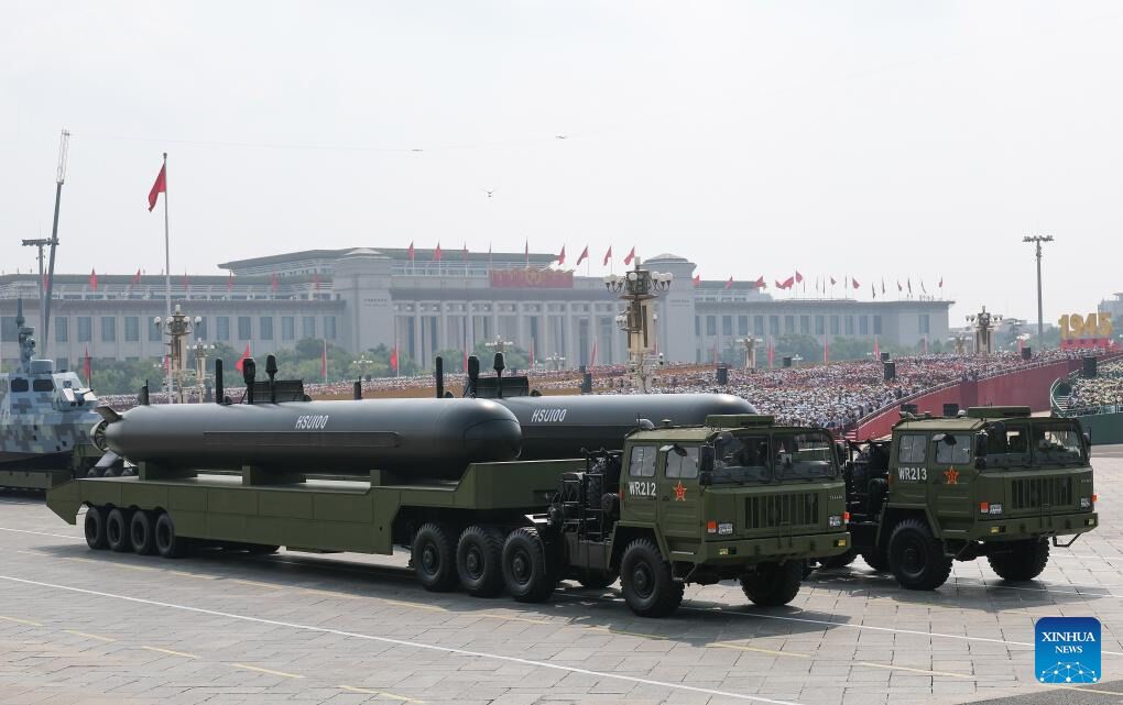 Лазерна зброя, ракети і підводні дрони: як пройшов військовий парад у Китаї за участю Путіна і Кім Чен Ина. Фото і відео