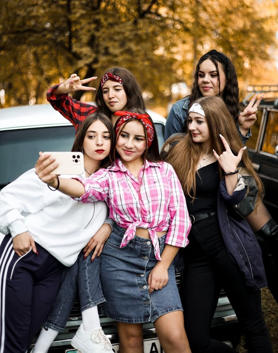 ''Тхне ''Бригадою'' і ''Словом пацана''. Чому ви романтизуєте 90-ті?'' Фотосесія школярів з Івано-Франківська розділила мережу