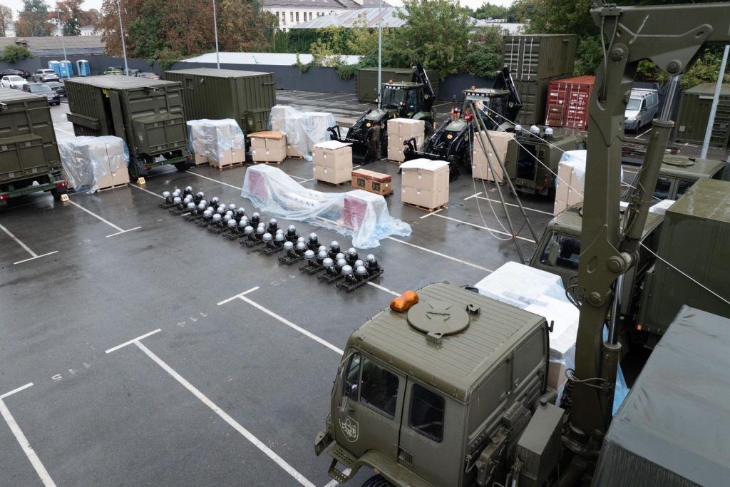 200 млрд грн из нецелевых расходов – на нужды ВСУ:  Порошенко на фронте озвучил требования к бюджету на 2026 год