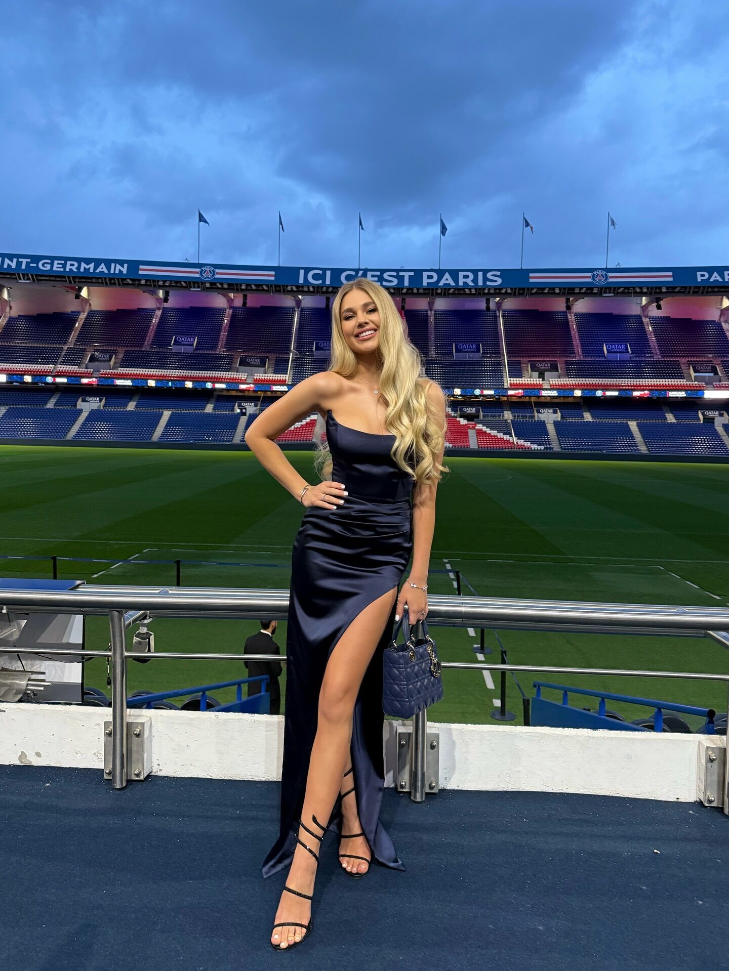 Жена Забарного пришла в вечернем платье на стадион в Париже и поразила своей красотой. Фотофакт