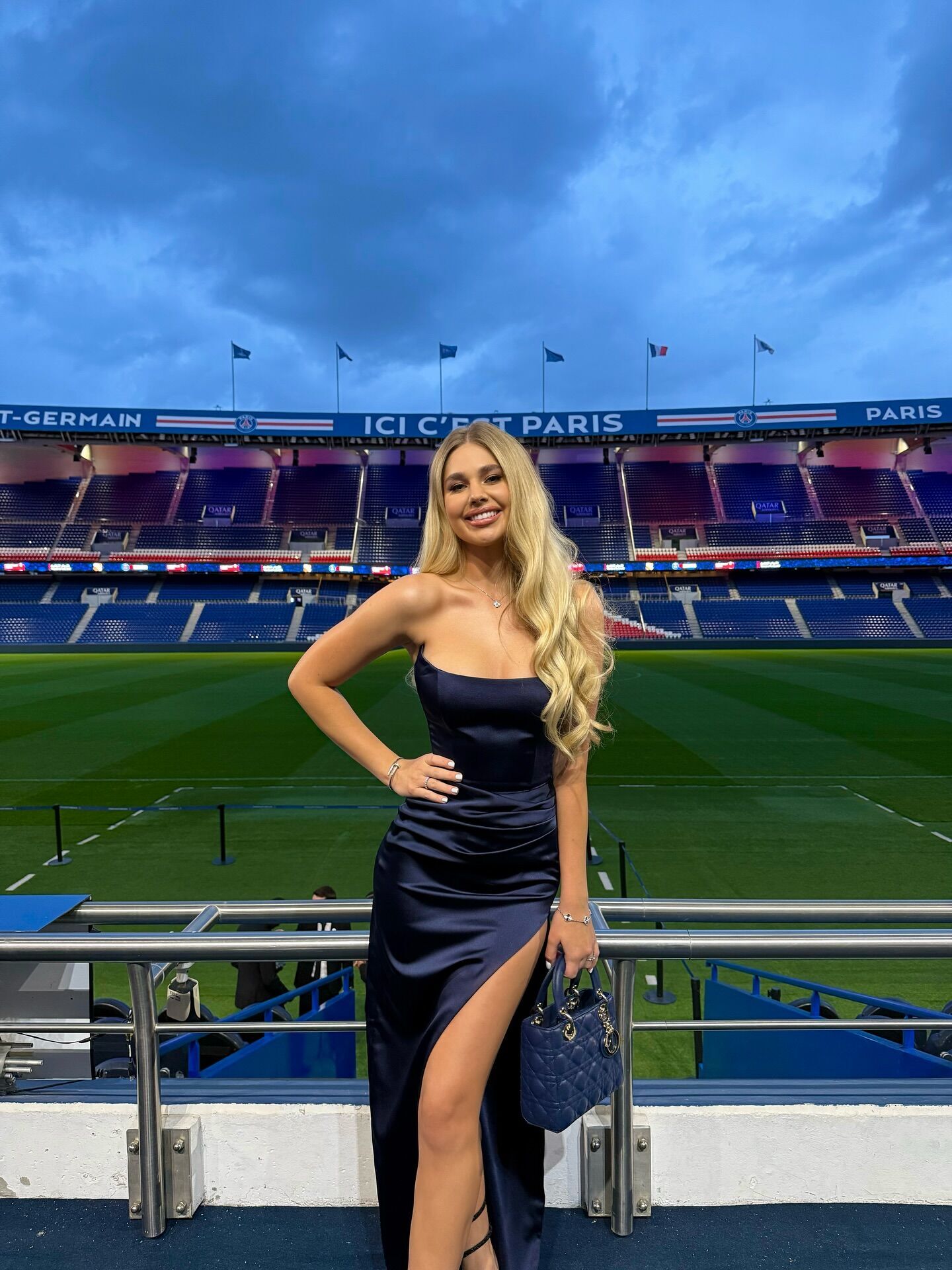 Жена Забарного пришла в вечернем платье на стадион в Париже и поразила своей красотой. Фотофакт