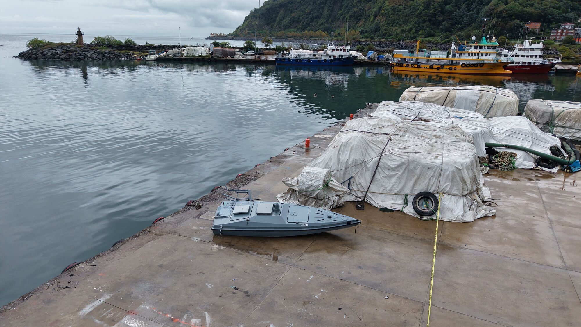 В Турции на побережье рыбаки обнаружили морской дрон: говорят, что может принадлежать Украине. Фото и видео