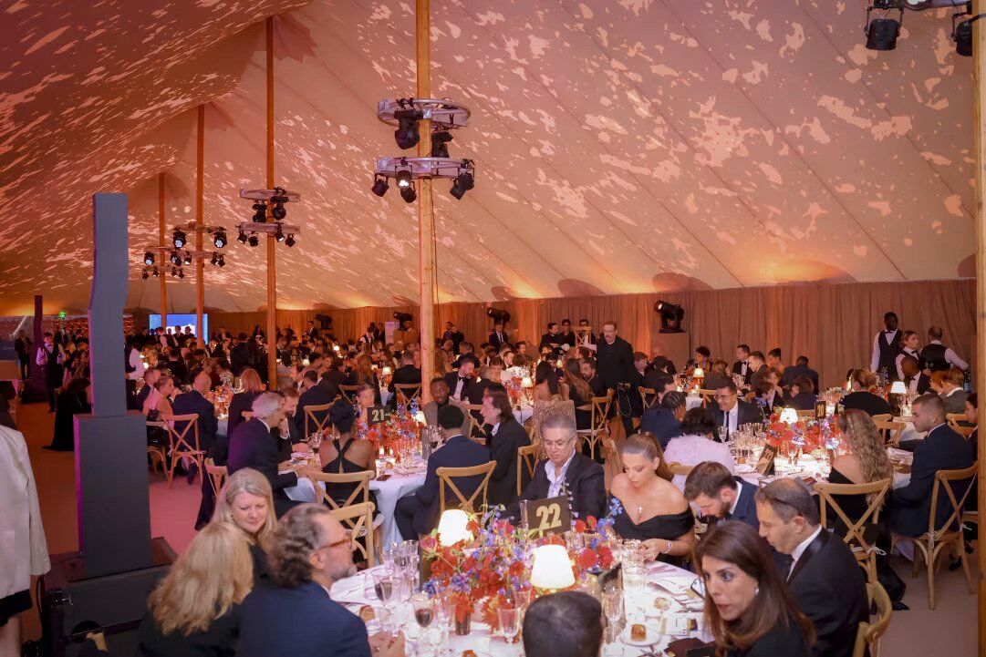 Жена Забарного пришла в вечернем платье на стадион в Париже и поразила своей красотой. Фотофакт