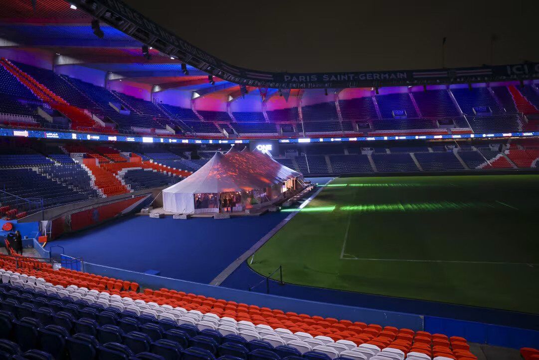 Жена Забарного пришла в вечернем платье на стадион в Париже и поразила своей красотой. Фотофакт