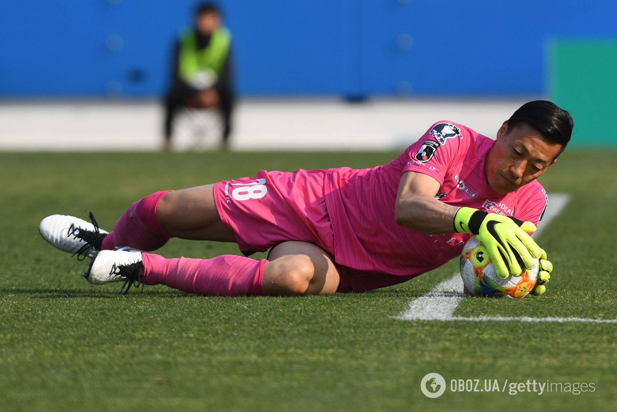 Вратарь забил "самый нелепый автогол в истории футбола", но оказалось, на это была причина. Видео