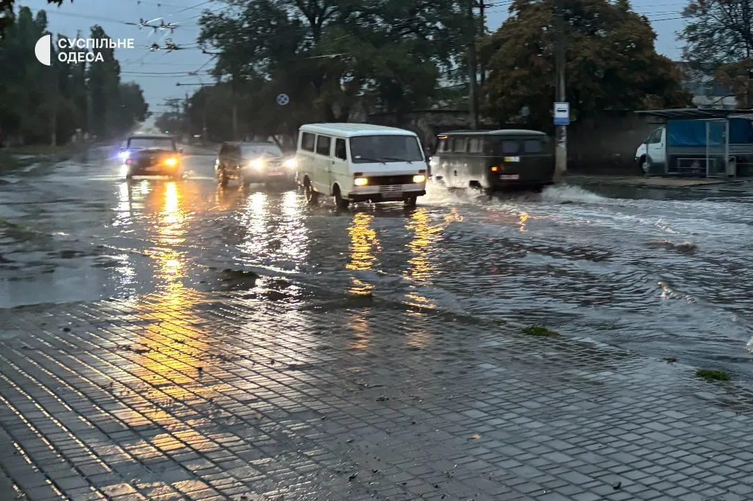 Потоки води зносять авто: в Одесі та Чорноморську вулиці перетворилися на річки через потужну негоду. Фото і відео