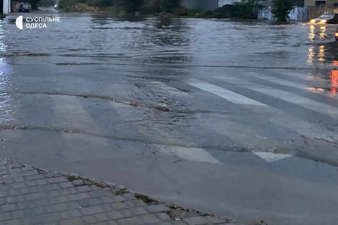 Потоки води зносять авто: в Одесі та Чорноморську вулиці перетворилися на річки через потужну негоду. Фото і відео