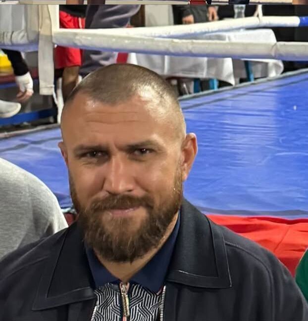 Ломаченко появился на публике и озадачил фанатов внешним видом: как сейчас выглядит экс-боксер. Фотофакт