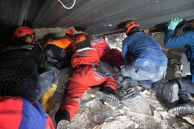 В Индонезии обвалилась школа: есть жертва, десятки детей под завалами. Фото и видео