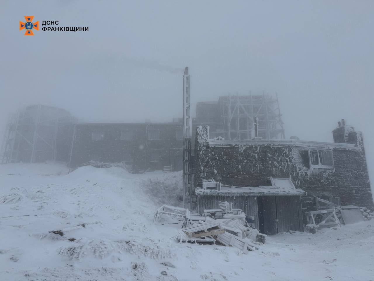 В Карпаты пришла настоящая зима: туристов предупредили об опасности. Фото и видео