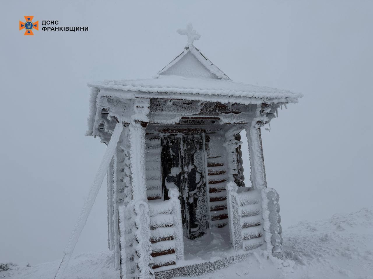 В Карпаты пришла настоящая зима: туристов предупредили об опасности. Фото и видео