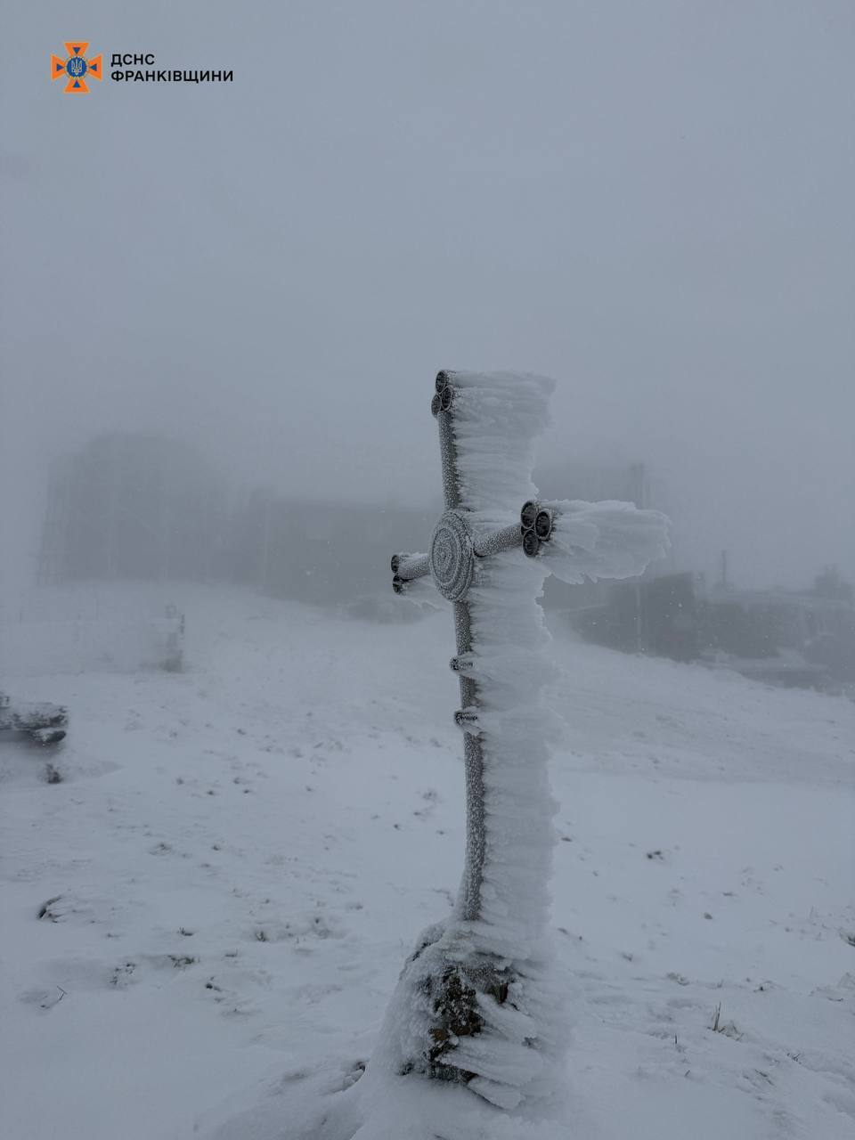 В Карпаты пришла настоящая зима: туристов предупредили об опасности. Фото и видео