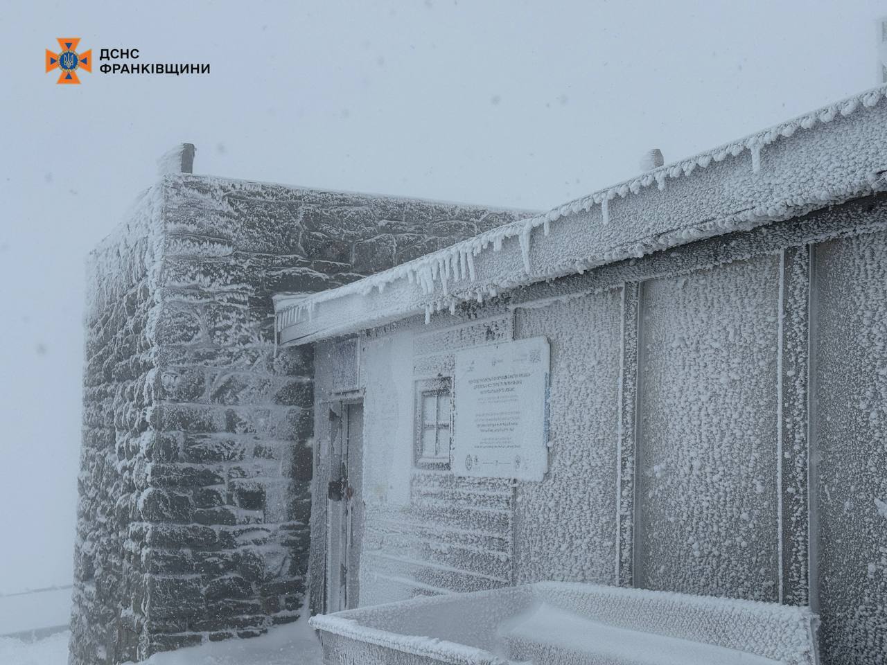 В Карпаты пришла настоящая зима: туристов предупредили об опасности. Фото и видео