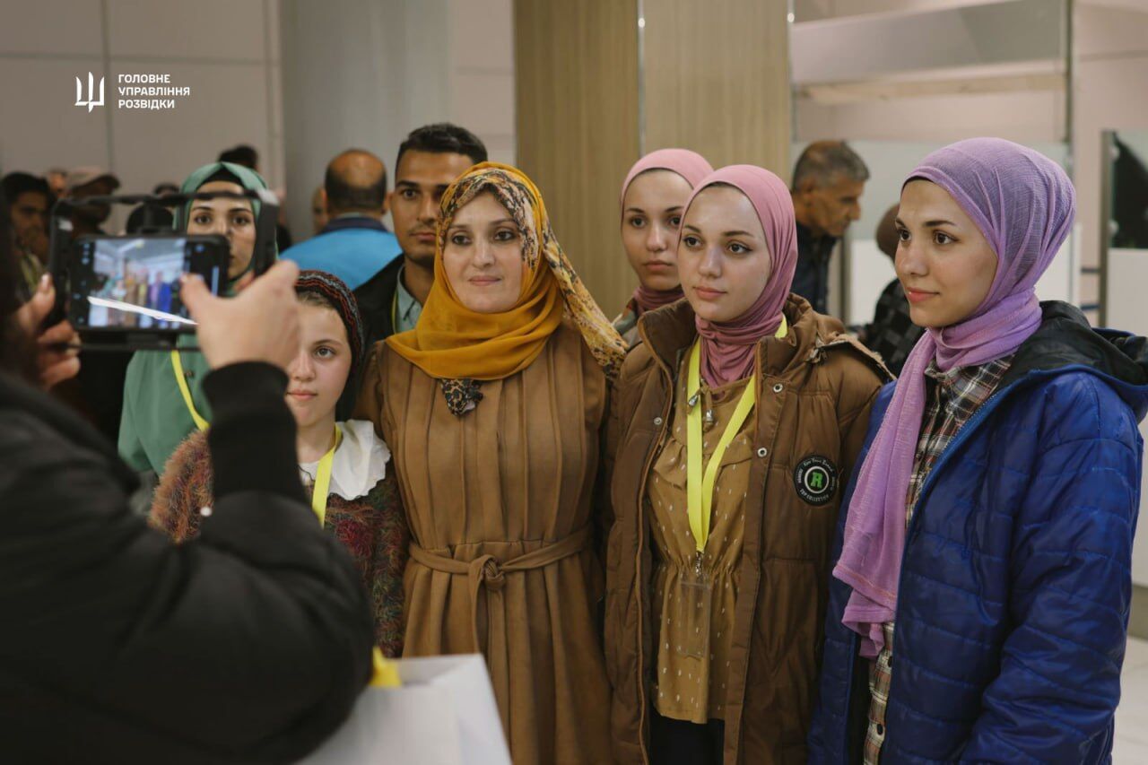 Україна врятувала з сектору Гази ще 57 своїх людей: подробиці евакуаційної місії. Фото