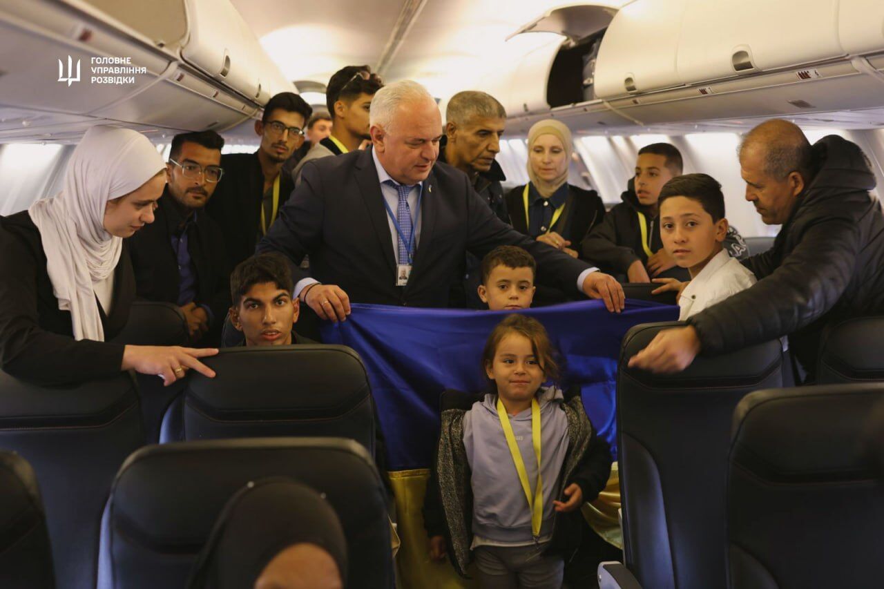 Україна врятувала з сектору Гази ще 57 своїх людей: подробиці евакуаційної місії. Фото