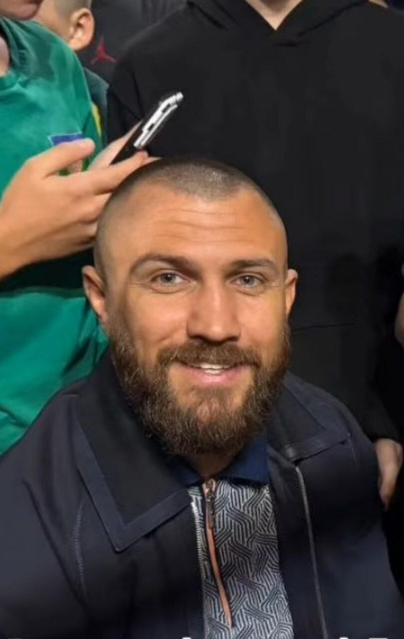 Ломаченко появился на публике и озадачил фанатов внешним видом: как сейчас выглядит экс-боксер. Фотофакт