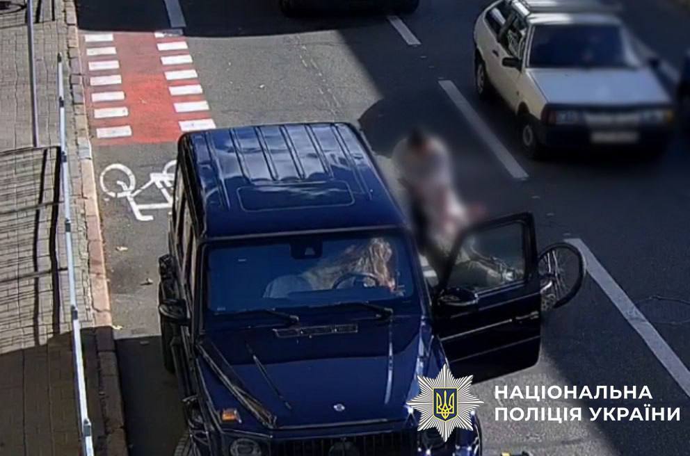 У Києві водій Mercedes побив велосипедиста до втрати свідомості через зауваження: злочин зафіксувала камера. Відео
