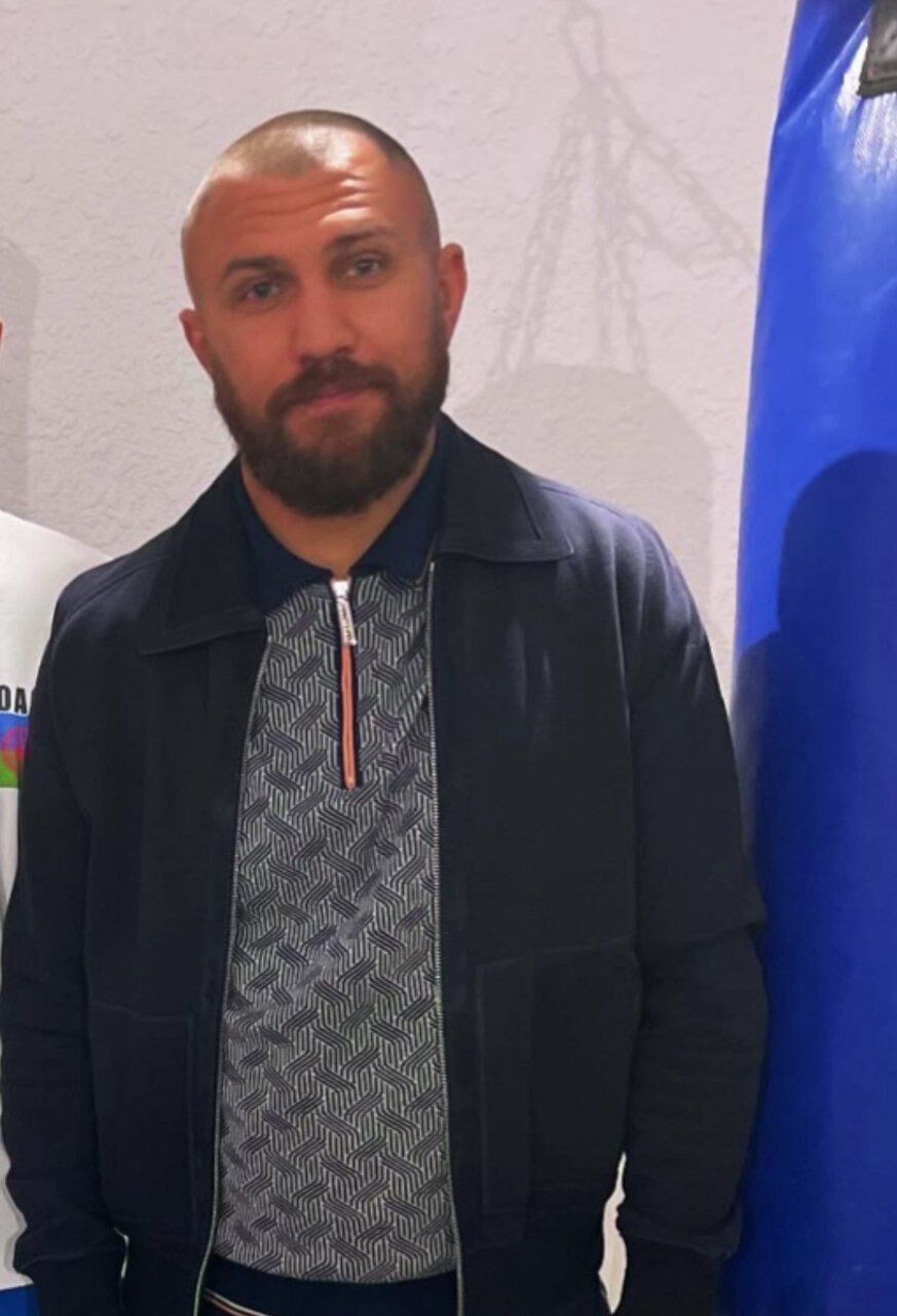 Ломаченко появился на публике и озадачил фанатов внешним видом: как сейчас выглядит экс-боксер. Фотофакт